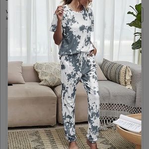 Gray & White Tie-Dye Tee & Joggers - Women